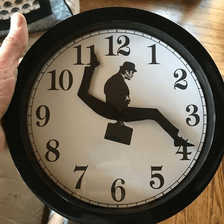 Ministerium der Albernen Spaziergänge Uhr | Karnz