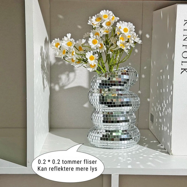 Spiegelverkleidete Disco-Vase mit retro Charme und modernem Flair Karnz