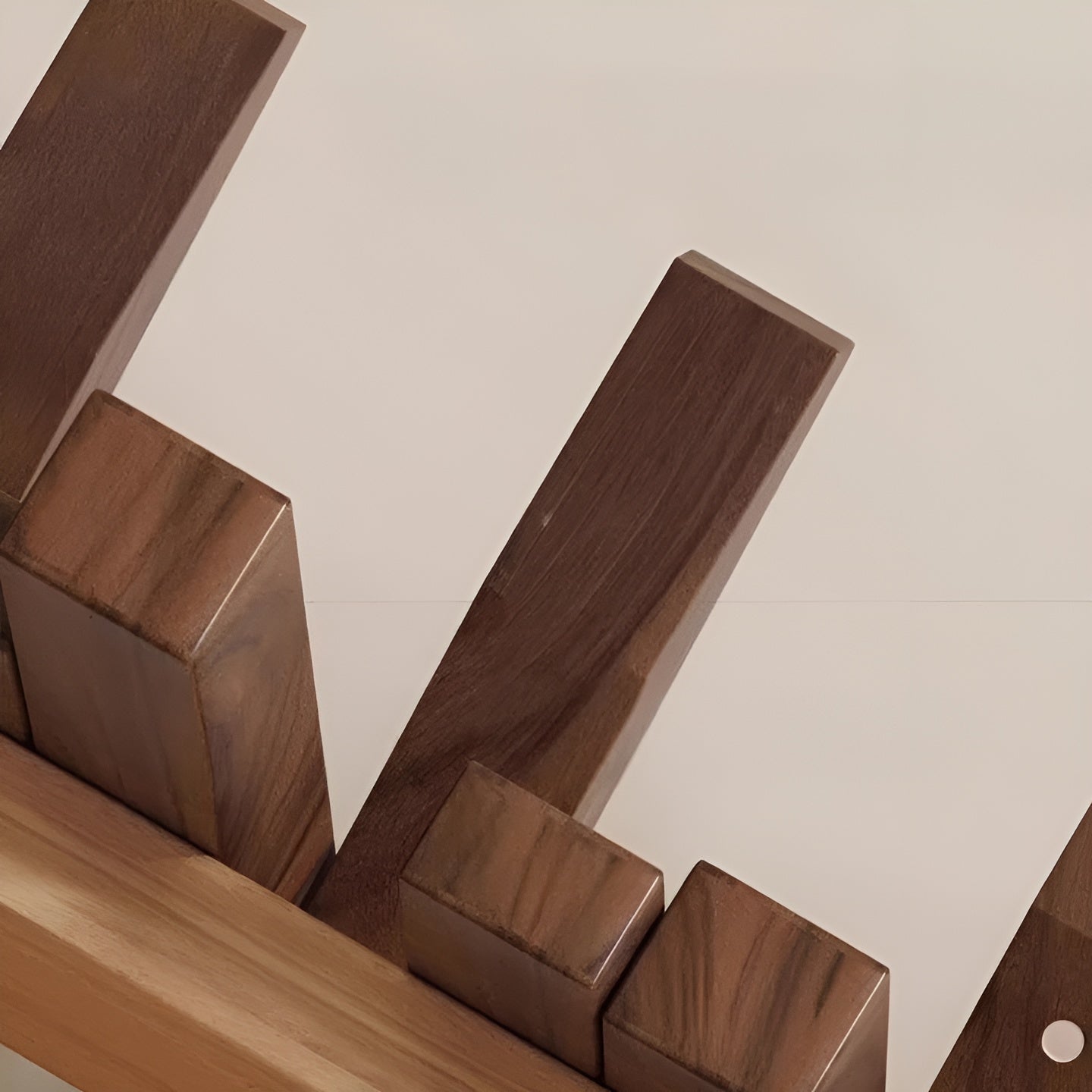 Stilvoller Holzkleiderschrank – FlexiKarnz Magnethaken für mehr Ordnung | Ideal fürs Schlafzimmer
