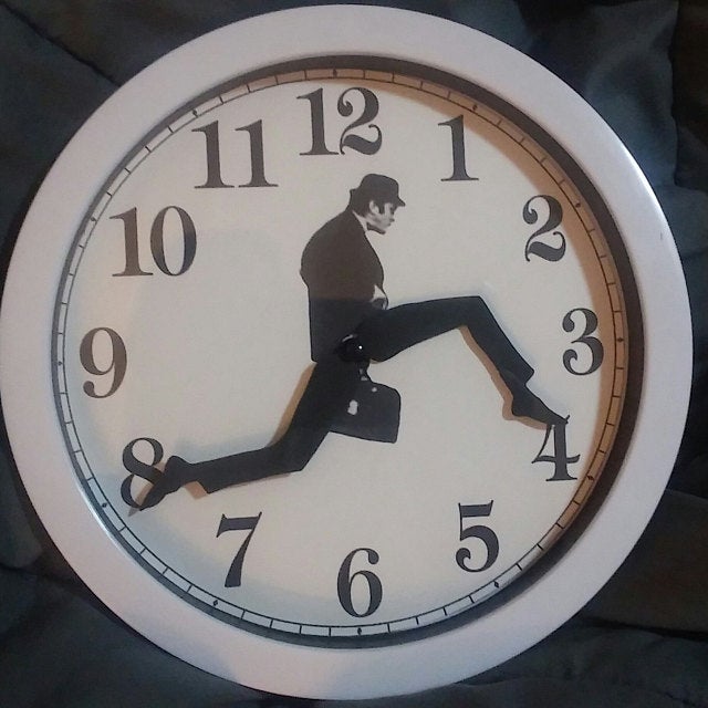 Ministerium der Albernen Spaziergänge Uhr | Karnz