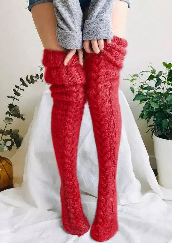 Winterweiche, warme, extra lange Stricksocken, die über das Knie reichen