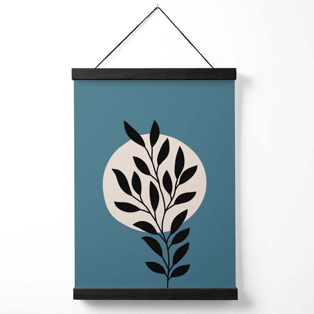 Blaues und beiges Boho-Grafikposter mit Blumenmuster und Aufhänger