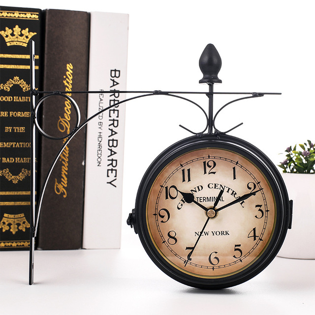 Doppelseitige Wanduhr im Vintage Design, Klassische Uhr für Wohnzimmer und Flur | Karnz