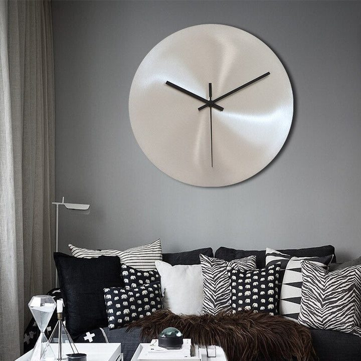Elegante Wand-Uhr aus Edelstahl für zeitlosen Stil