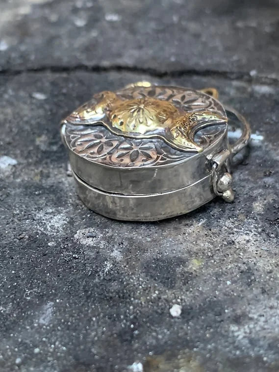 Silbernes Medaillon-Halsband | Dreifacher Mond & Lebensbaum | Erinnerungsstück mit Quarzkristall