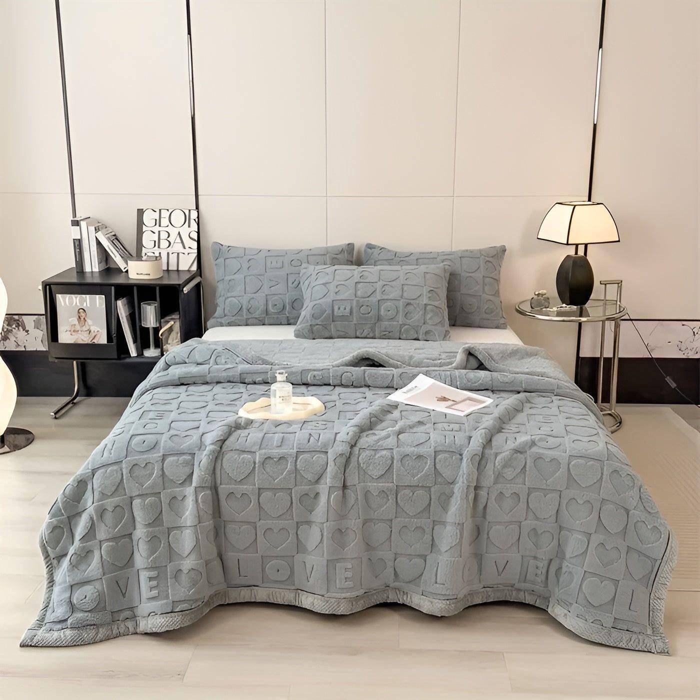 CoralDream Karnzanket – Warme Fleece-Winter-Karnzanket mit doppelseitigem Herz- und Buchstabenmotiv
