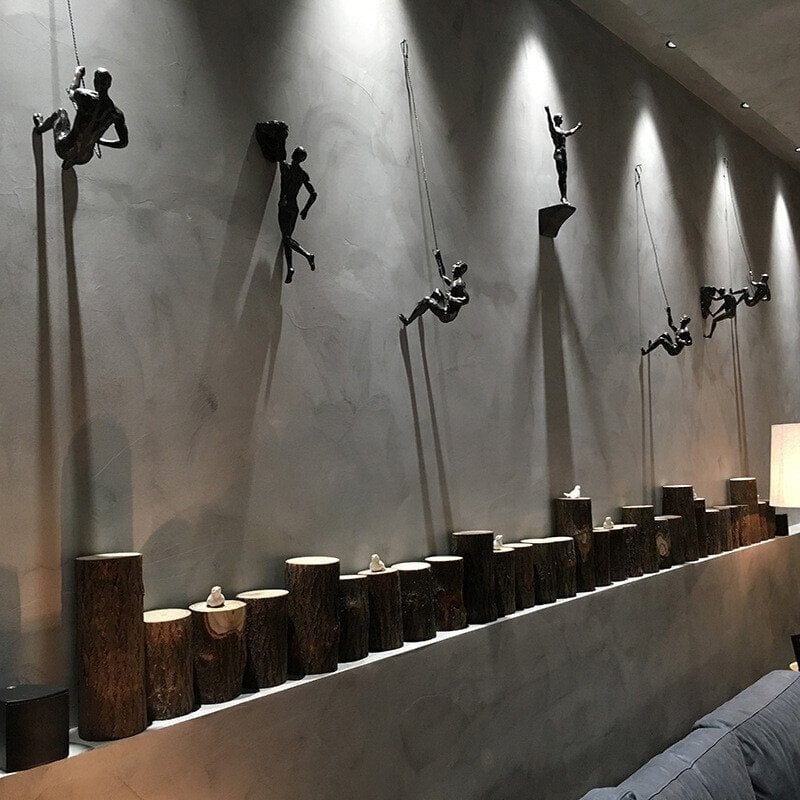Skulptur eines kletternden Mannes | Moderne Wandkunst aus Kunstharz | Kreative Hängefigur
