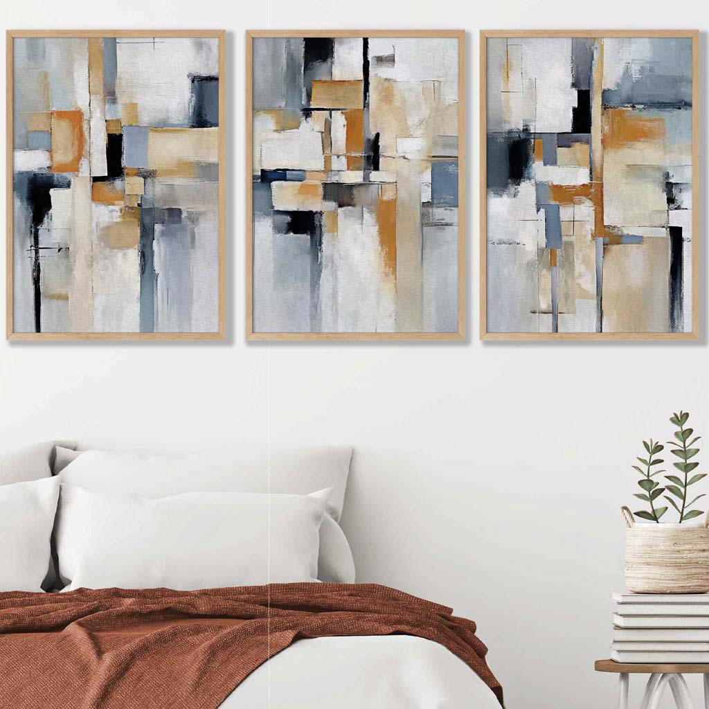 Abstrakte Wandbilder in Blau und Orange auf Beige