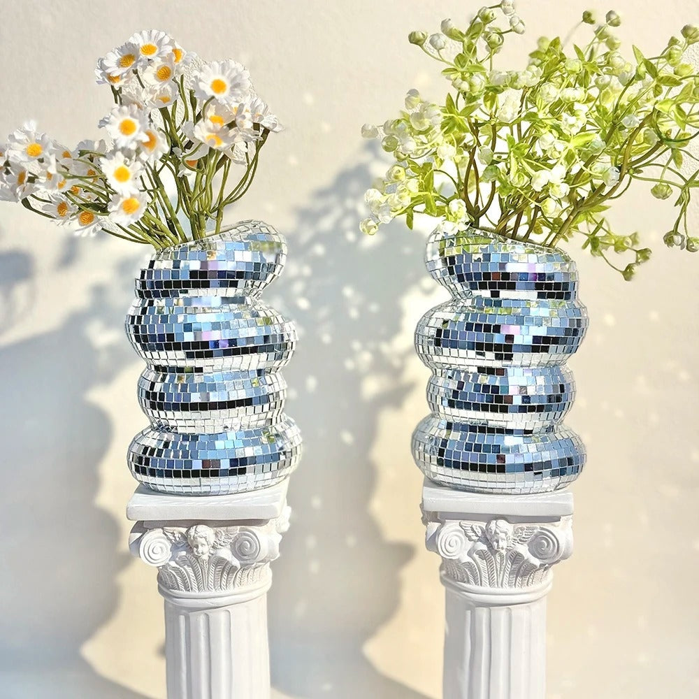 Spiegelverkleidete Disco-Vase mit retro Charme und modernem Flair Karnz