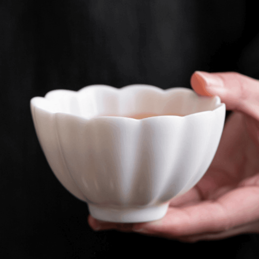 Handgefertigte Keramiktasse mit eingebetteter Keramikrose | Karnz