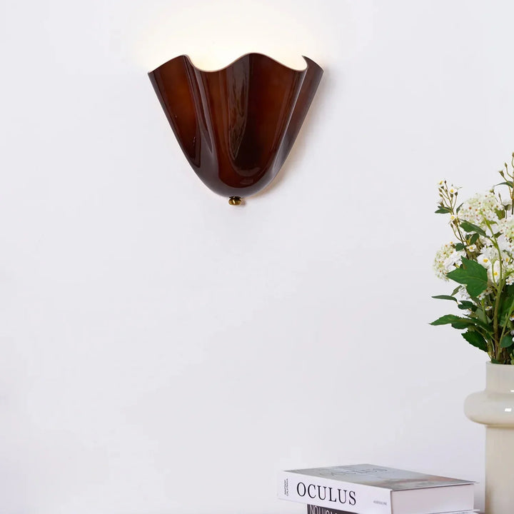 Karnz | Retro Wandleuchte aus farbigem Glas im rockförmigen Schalenmuster