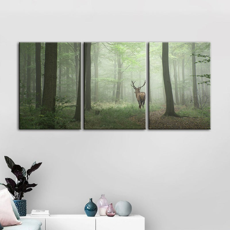 Mystisches Hirschmotiv im Wald – Leinwandbild, 3-teilig