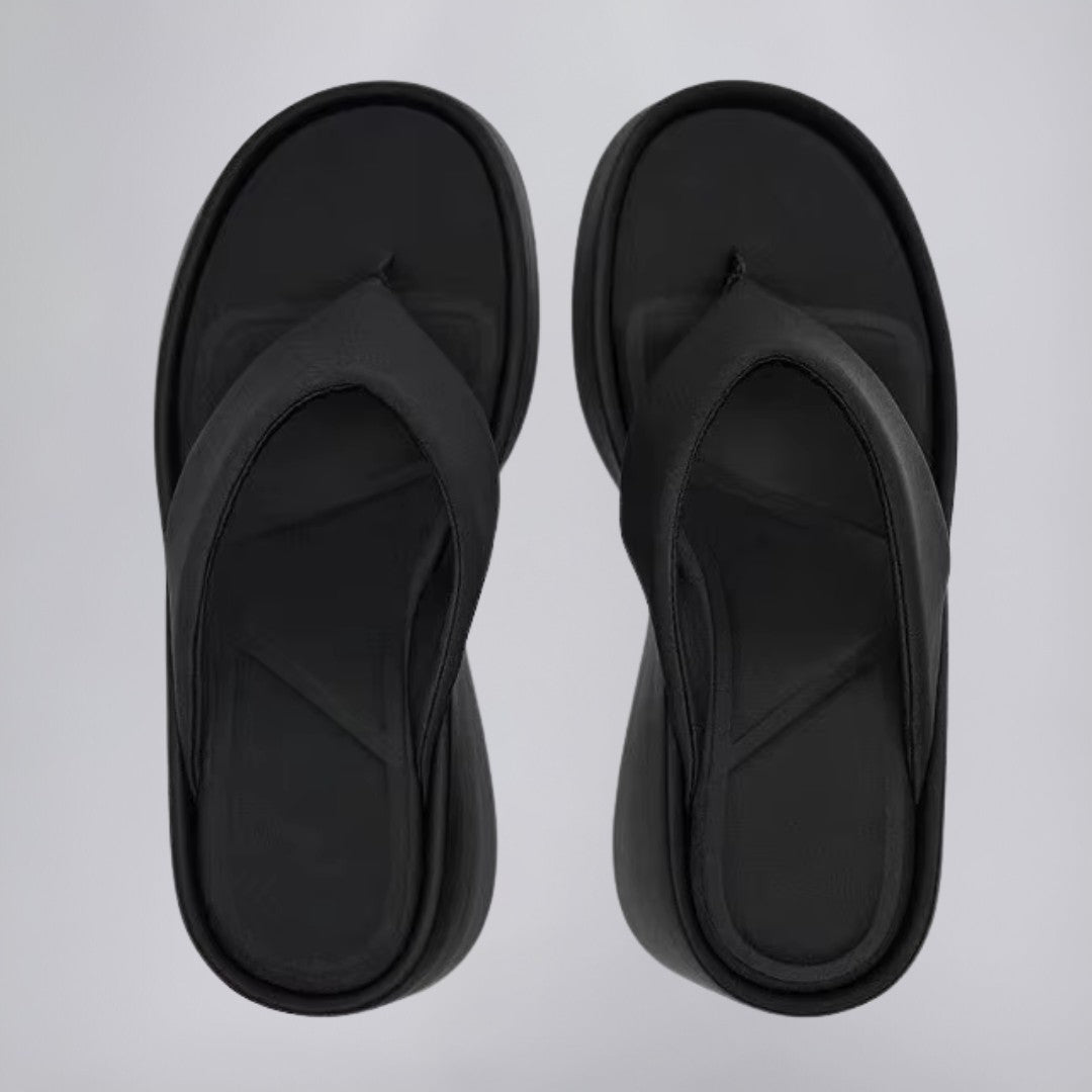 Gepolsterte Flip-Flops mit rutschfester Sohle