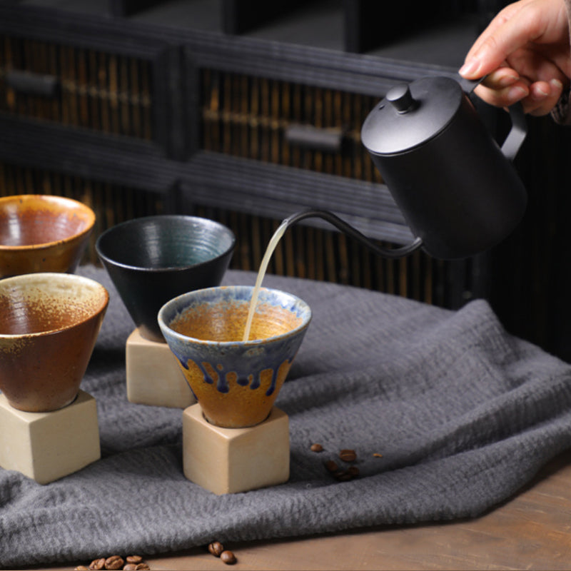 Grobkeramische Kaffeetasse mit Basis Kegelform Couture Tasse & Basisset | Karnz