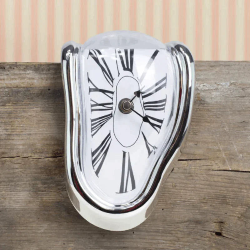 Sandsberg | Schmelzende Wanduhr | Surreales Verzerrtes Design