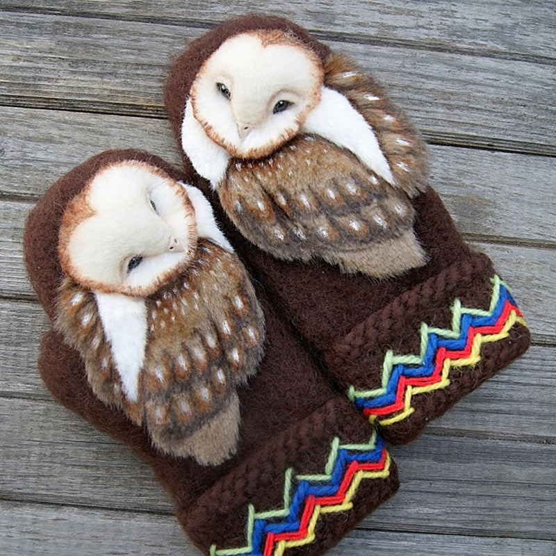 Handgestrickte nordische Wollfäustlinge mit Eulenmotiv