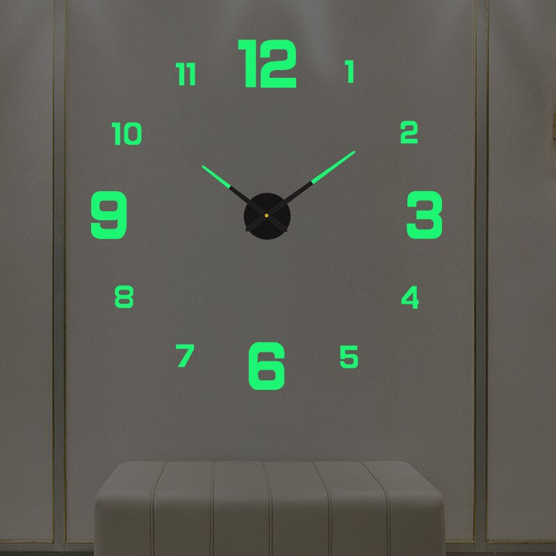 Große Wanduhr im modernen Wohnstil