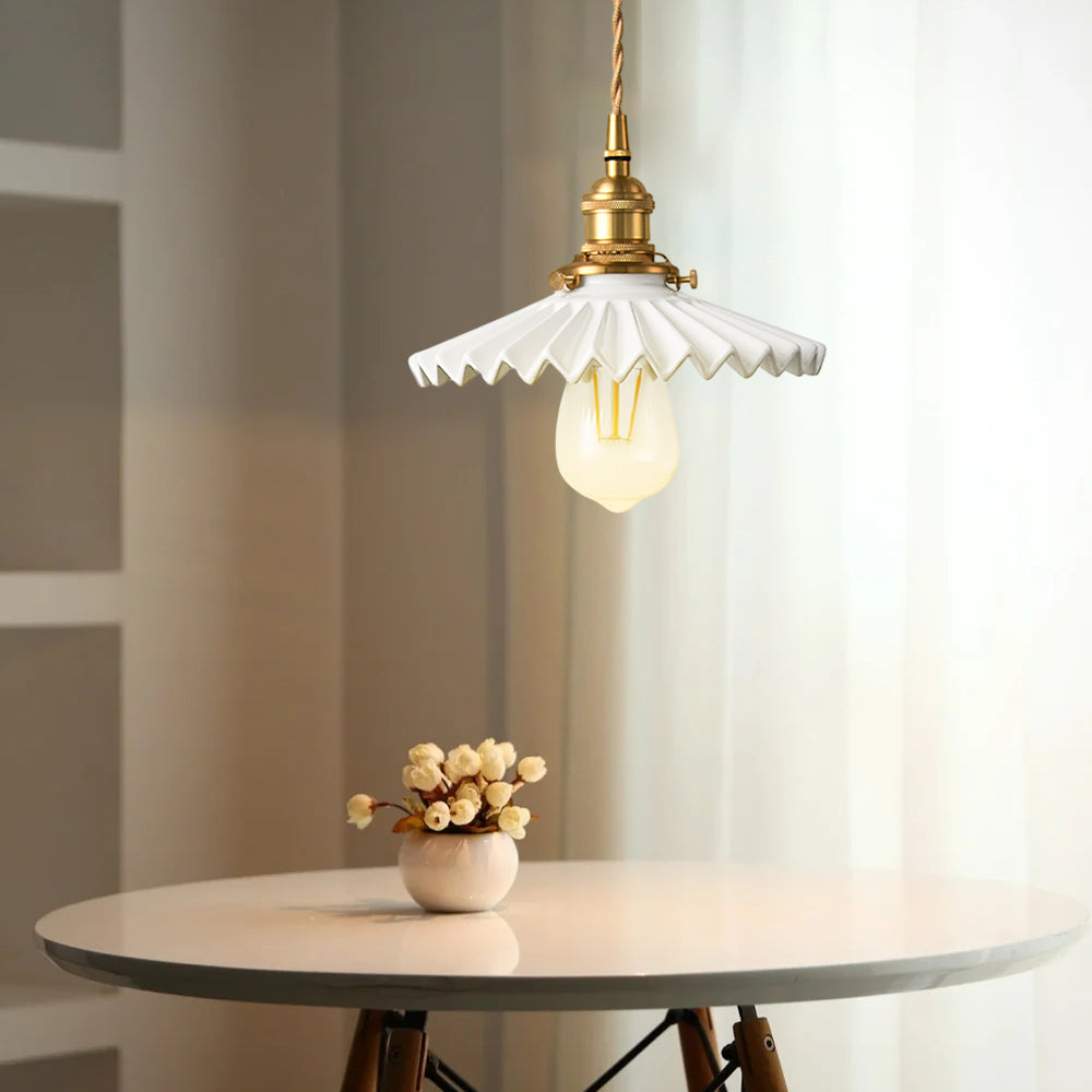 Vintage Keramik Hängelampe mit Falten-Design – Messing LED Pendelleuchte für Esszimmer und Wohnzimmer | Karnz