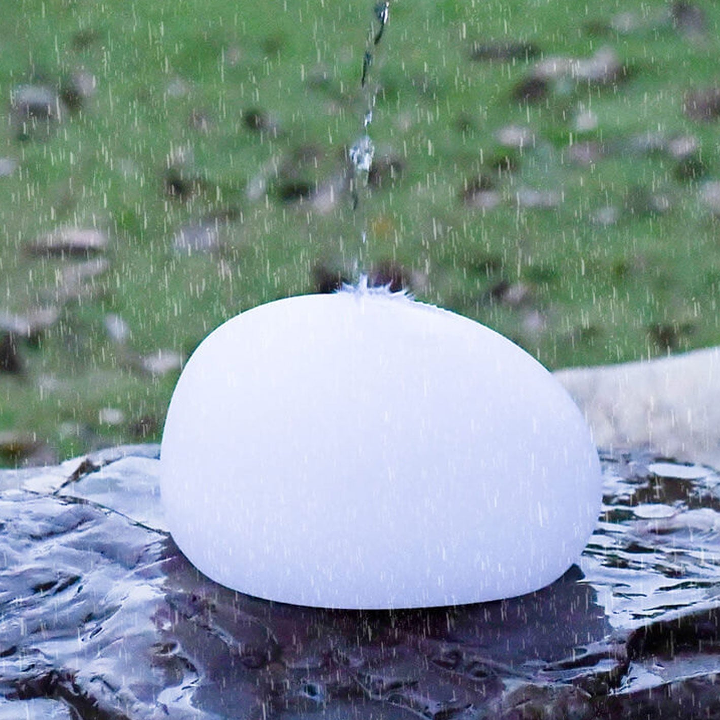 Solarbetriebene, wasserdichte, kugelförmige LED-Außenleuchte aus PE zur dekorativen Gartenbeleuchtung
