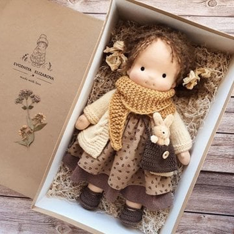 Karnz | Handgefertigte Waldorfpuppe | Naturmaterialien & Schadstofffrei | Pädagogisches Stoffspielzeug | Hypoallergen & Bio-Qualität | 30cm Kuschelpuppe