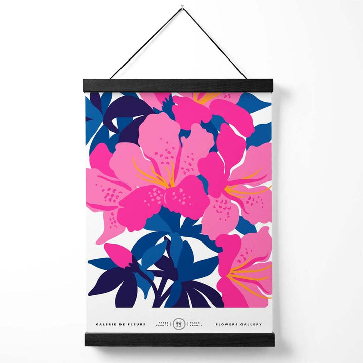 Abstraktes Marktplakat mit rosa und blauen Orchideenblüten, inklusive Aufhänger