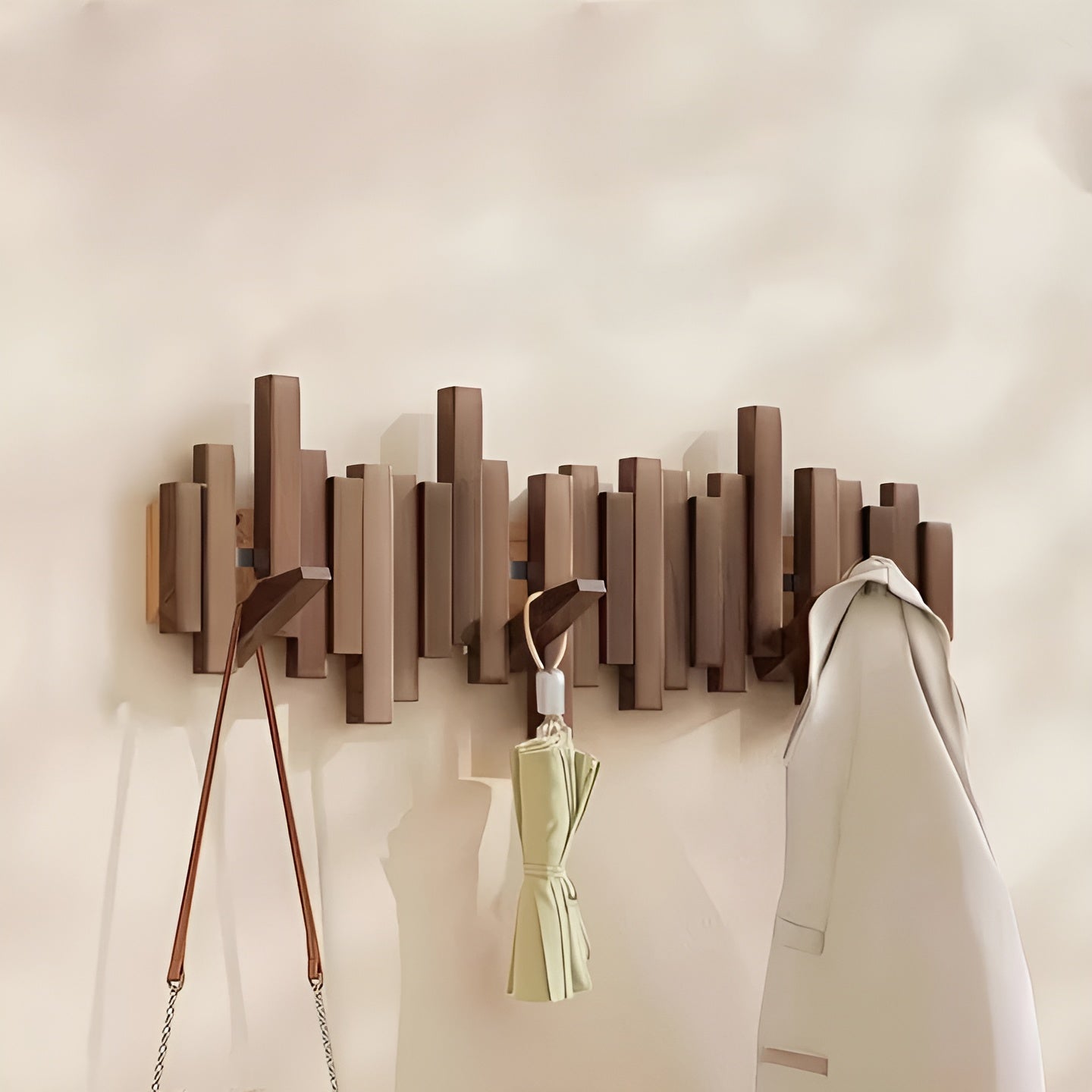 Stilvoller Holzkleiderschrank – FlexiKarnz Magnethaken für mehr Ordnung | Ideal fürs Schlafzimmer
