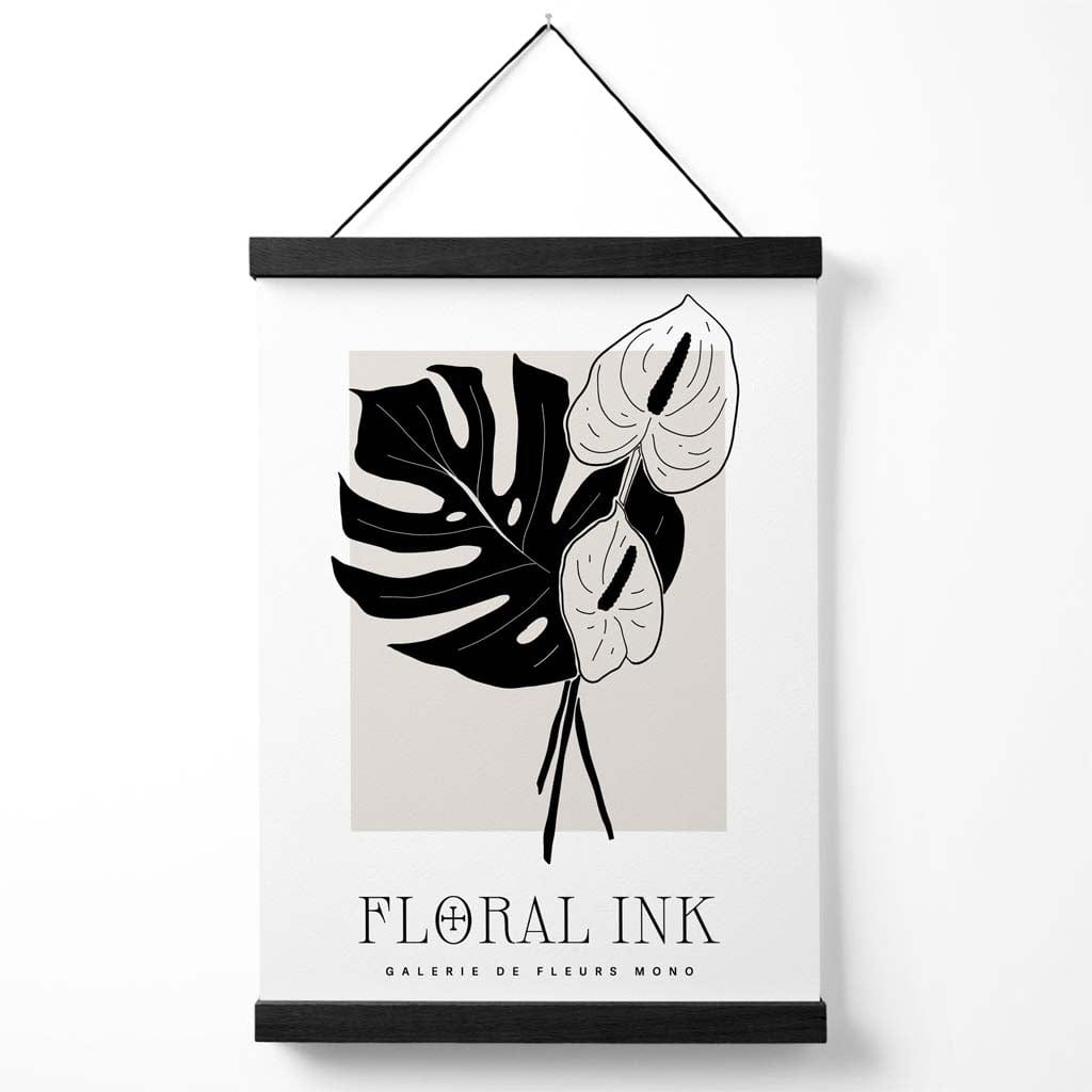 Arum-Lilien-Poster mit floraler Tuschezeichnung in Schwarz und Beige, inklusive Aufhänger