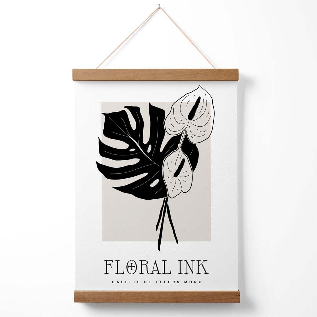 Arum-Lilien-Poster mit floraler Tuschezeichnung in Schwarz und Beige, inklusive Aufhänger