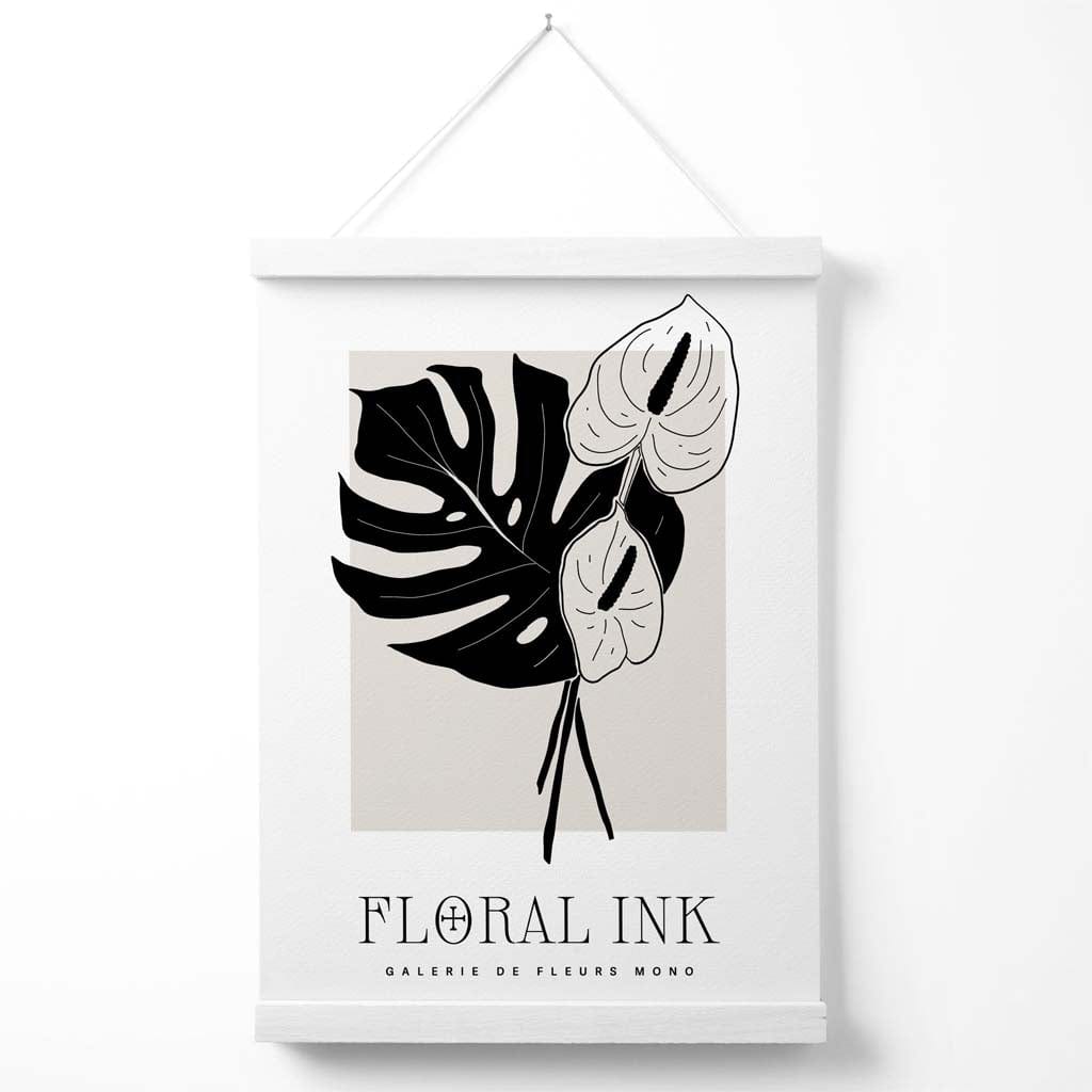 Arum-Lilien-Poster mit floraler Tuschezeichnung in Schwarz und Beige, inklusive Aufhänger