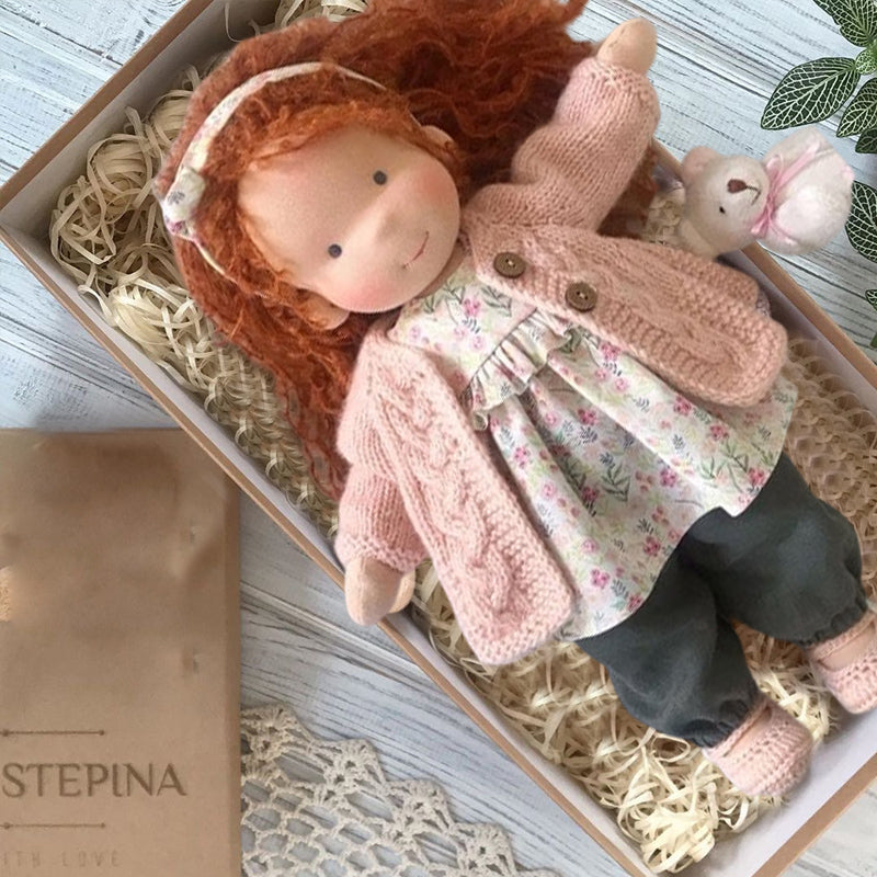 Karnz | Handgefertigte Waldorfpuppe | Naturmaterialien & Schadstofffrei | Pädagogisches Stoffspielzeug | Hypoallergen & Bio-Qualität | 30cm Kuschelpuppe