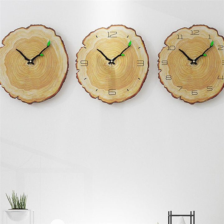 Wanduhr mit Jahresringen aus Holz