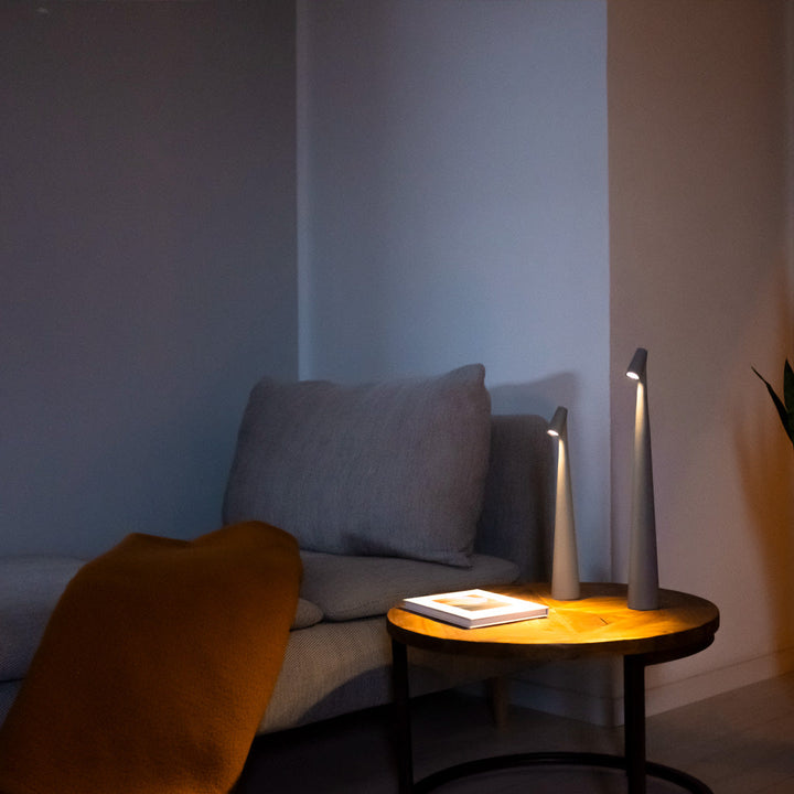 Braune Designlampe auf kleiner Ablage im Wohnzimmer