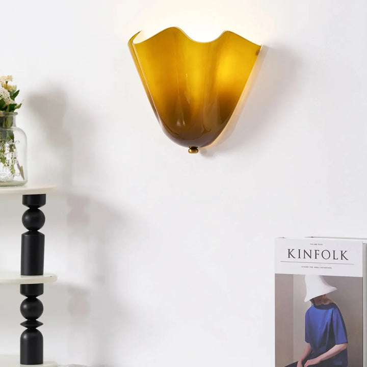 Karnz | Retro Wandleuchte aus farbigem Glas im rockförmigen Schalenmuster