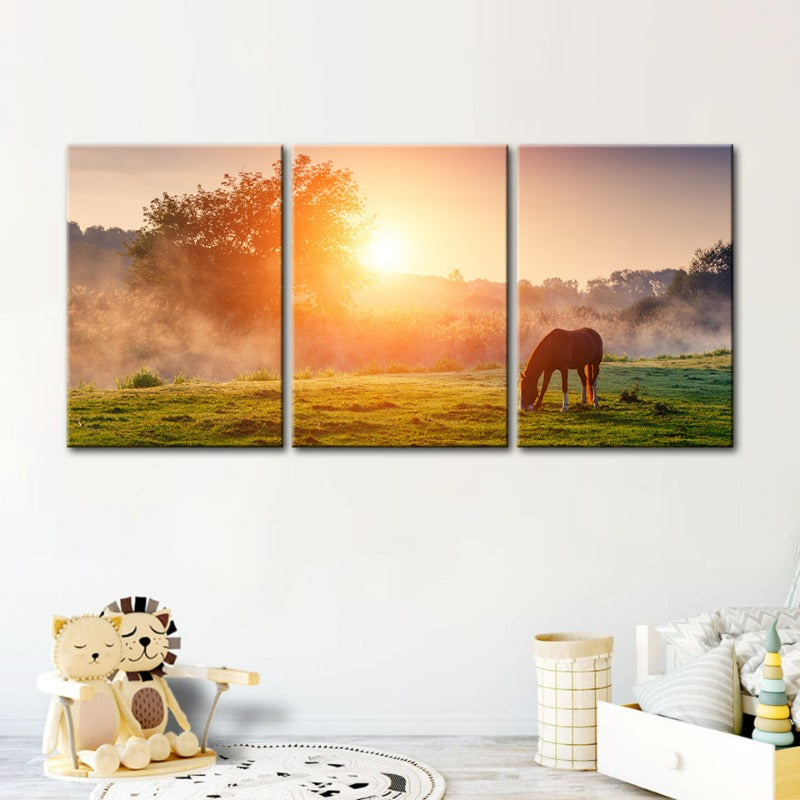 Sonnenaufgang grasendes Pferd – Leinwandbild, 3-teilig