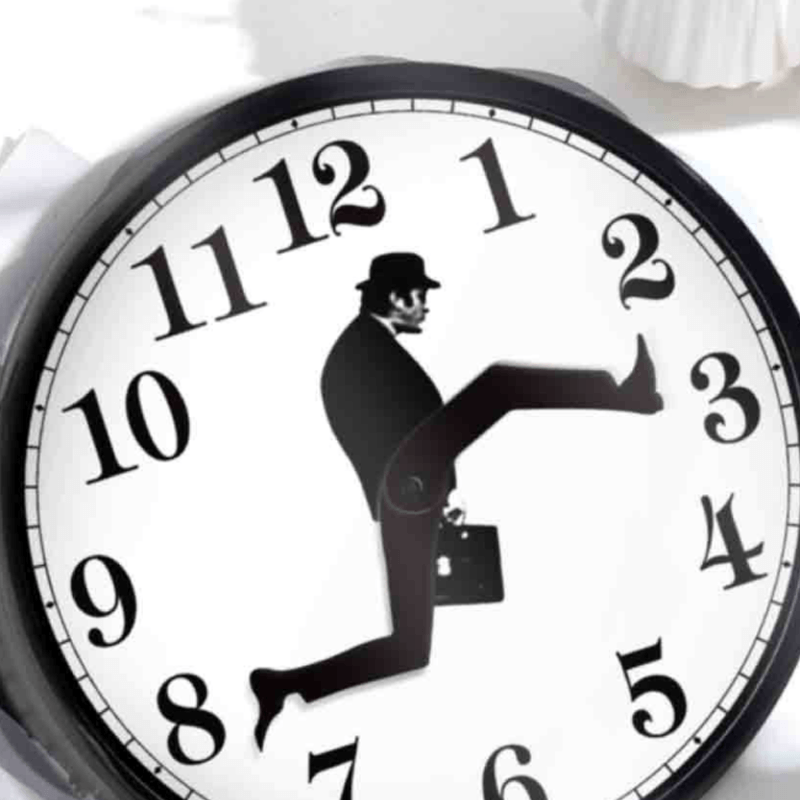 Ministerium der Albernen Spaziergänge Uhr | Karnz