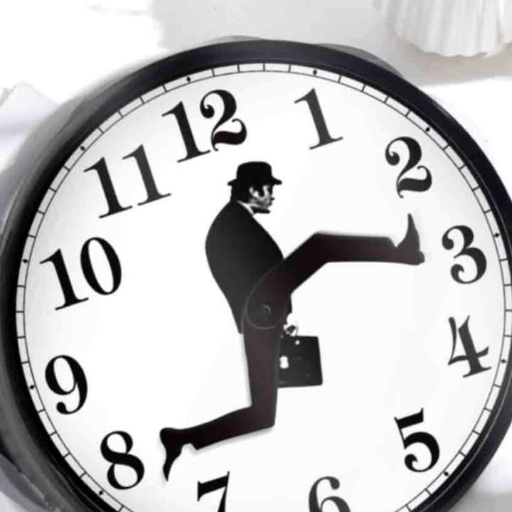 Ministerium der Albernen Spaziergänge Uhr | Karnz