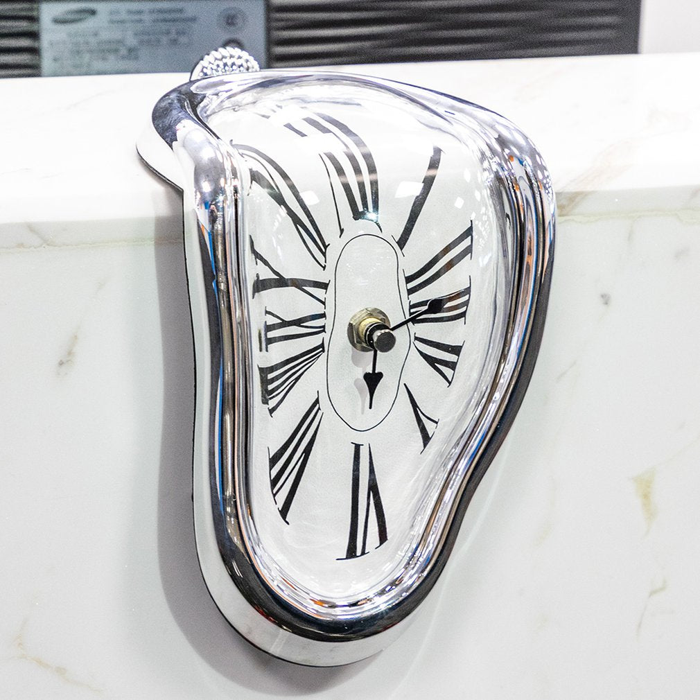 Surreal schmelzender Wanduhr | Karnz