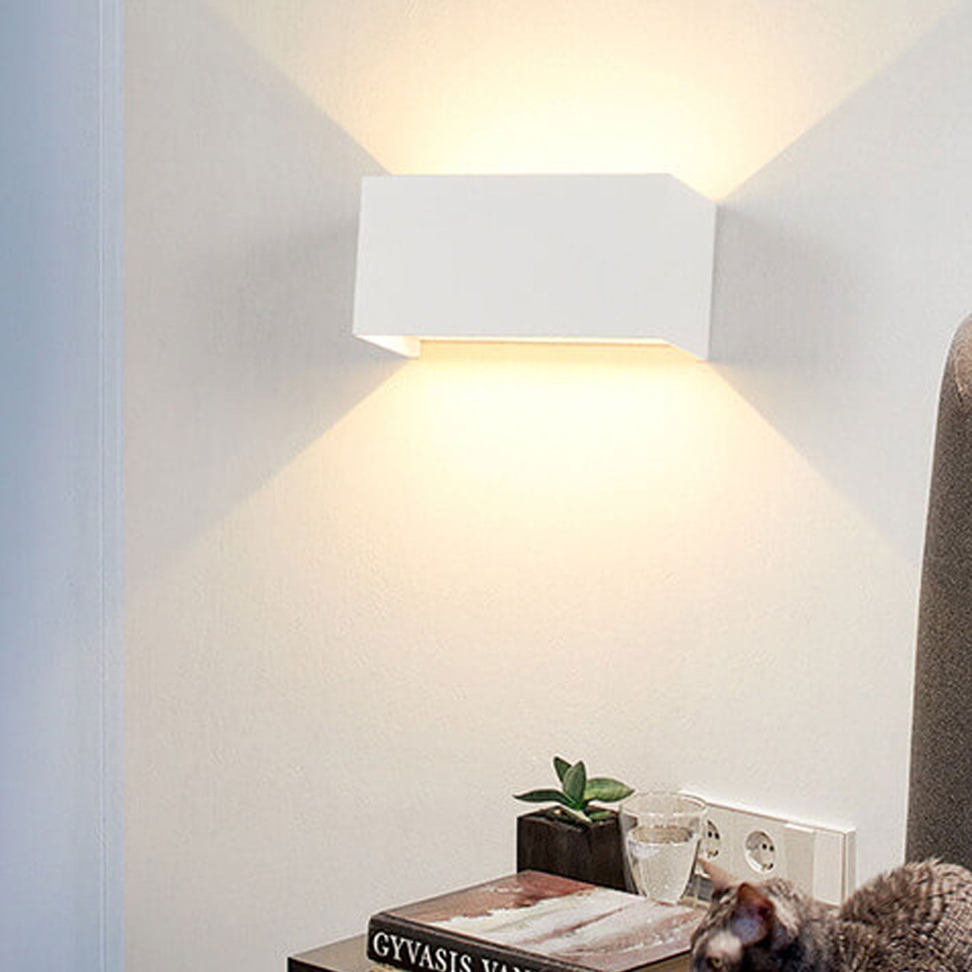Moderne, wasserdichte, rechteckige LED-Wandleuchte für den Außenbereich mit nach oben und unten gerichteter Beleuchtung.