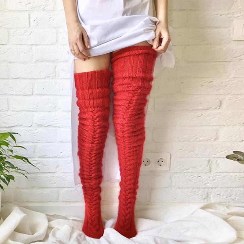 Winterweiche, warme, extra lange Stricksocken, die über das Knie reichen