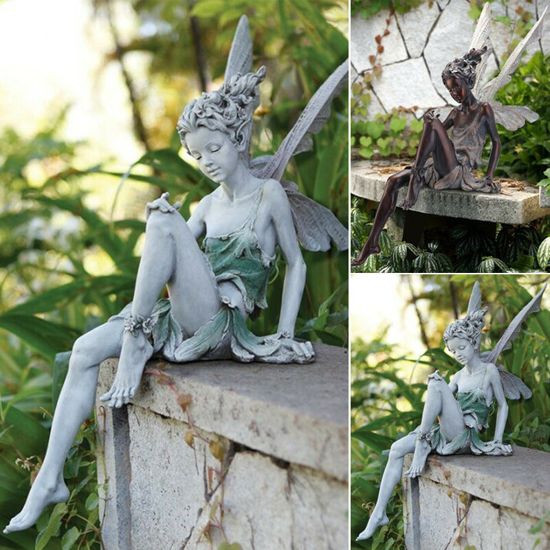 Statue einer sitzenden Fee im Garten