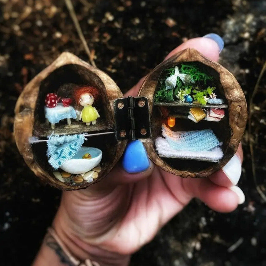 Miniatur-Walnusshaus-Ornament | Handgefertigtes Geschenk | Details aus Ton und Holz mit Beleuchtung