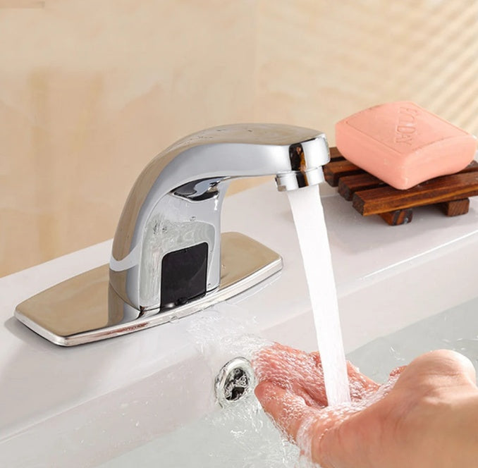 Automatischer berührungsloser Badezimmerspülenwasserhahn. | Karnz