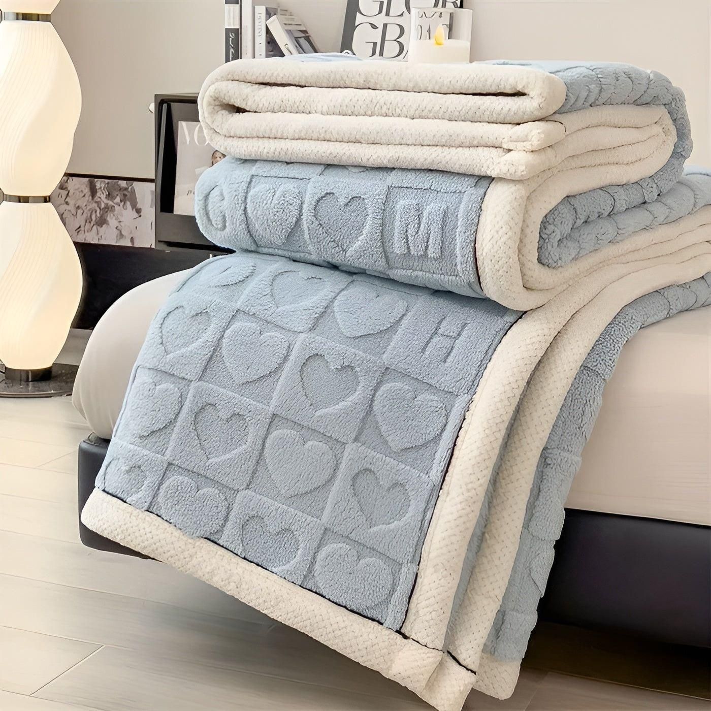 CoralDream Karnzanket – Warme Fleece-Winter-Karnzanket mit doppelseitigem Herz- und Buchstabenmotiv