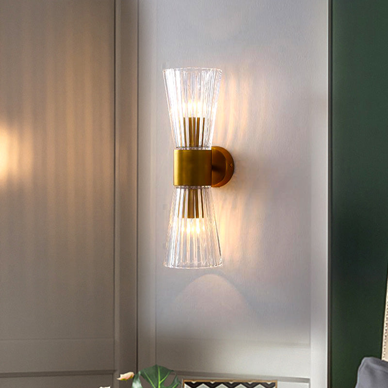 Sanduhrförmige Wandleuchte Postmodern Klare Prisma-Glas 2 Köpfe Messing Auf-Ab Wandleuchte | Karnz
