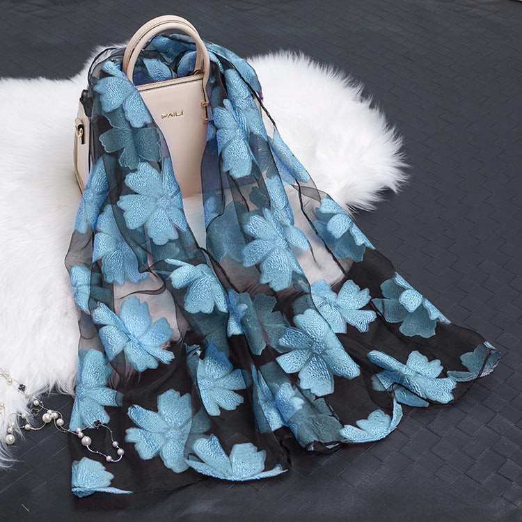 Seidenschal mit Schnittblumen hohlem Motiv