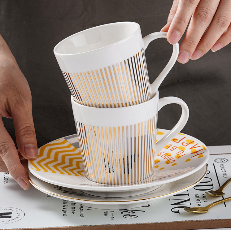 Bewegte Spiegelung, kreative Kaffeetasse, Spiegelreflexion, Kaffeebecher