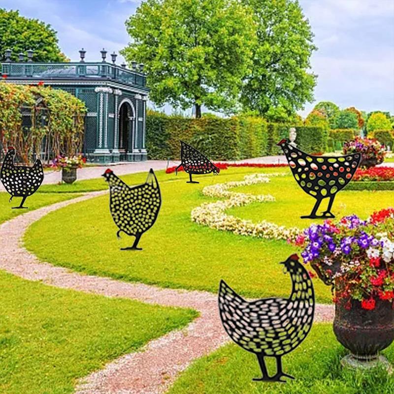Dekoratives Huhn als Gartendekoration