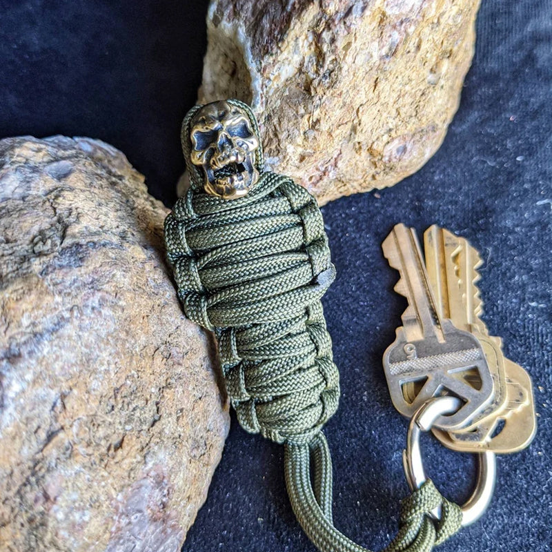 Paracord-Schlüsselanhänger, Mumienschädel aus Messing