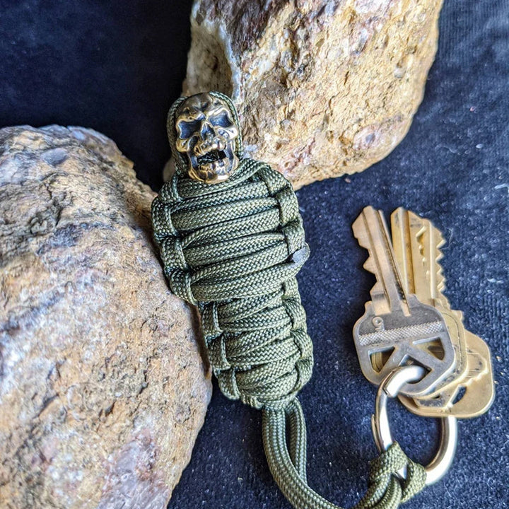 Paracord-Schlüsselanhänger, Mumienschädel aus Messing
