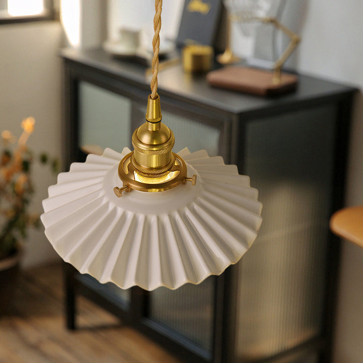 Vintage Keramik Hängelampe mit Falten-Design – Messing LED Pendelleuchte für Esszimmer und Wohnzimmer | Karnz